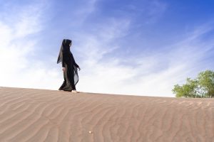 kvinna bär abaya